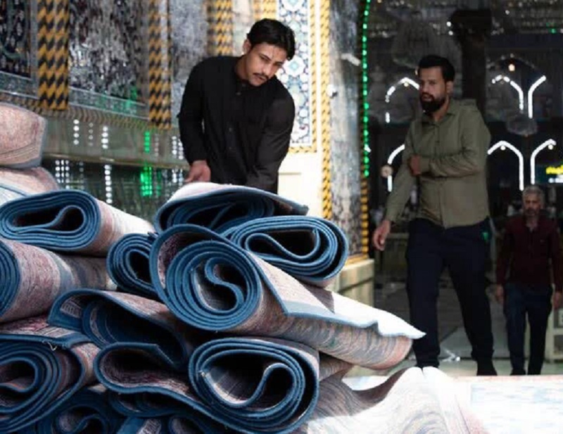 پیام روشن آیت الله سیستانی با دستور جمع آوری فرش های بانک آینده؛ فرش‌های خانواده انصاری از حرم امام حسین(ع) جمع شد